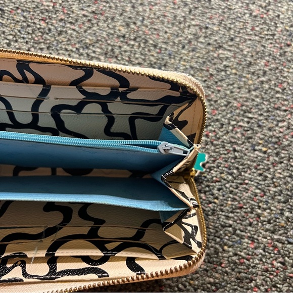 Black & White Cream Swirl Circle Blob Pattern Design Clutch Wallet Accessory - Picture 12 of 16